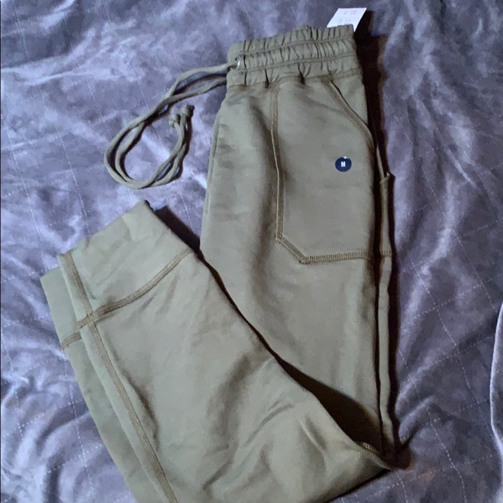 NWT. Abercrombie green joggers. Size M